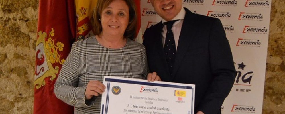 León recibe el reconocimiento a la excelencia